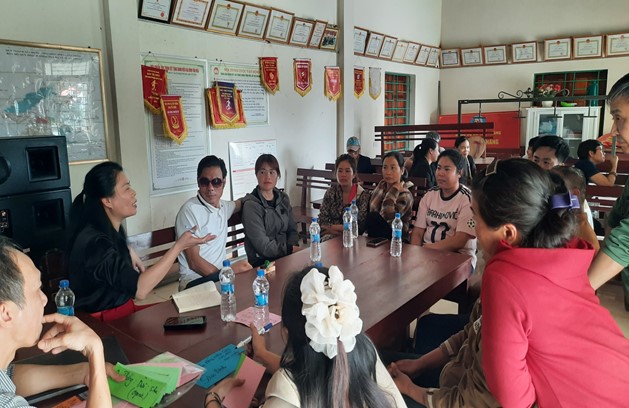 Ảnh: Buổi họp nhóm cùng các hộ nông dân trồng dứa