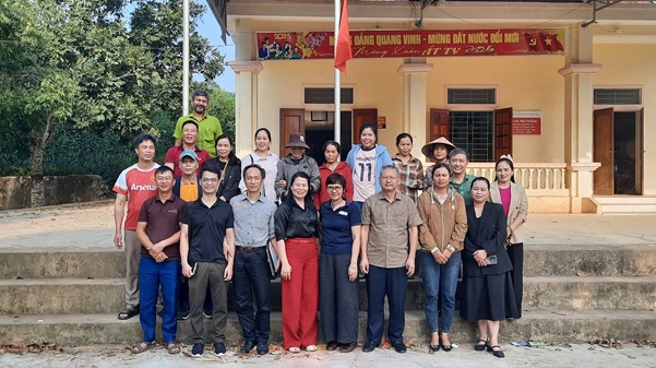 Đoàn VietED và ABB chụp ảnh lưu niệm cùng khách hàng tại chi nhánh Quỳnh Lưu