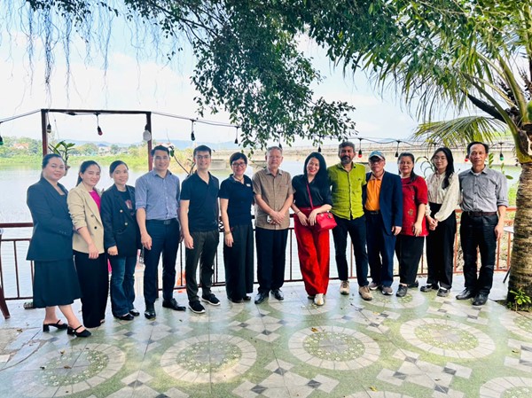 Photo: Vieted team taking a photo with the ABB delegation