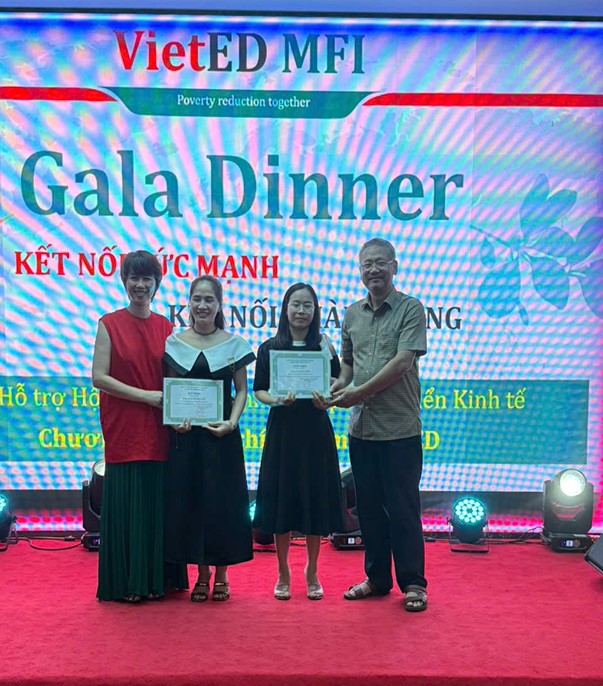 Ảnh: Các cá nhân và và tập thể nhận khen thưởng